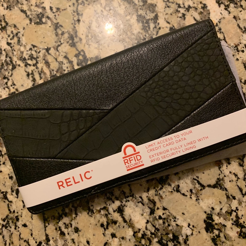 🆕 NWT Black Leather Wristlet